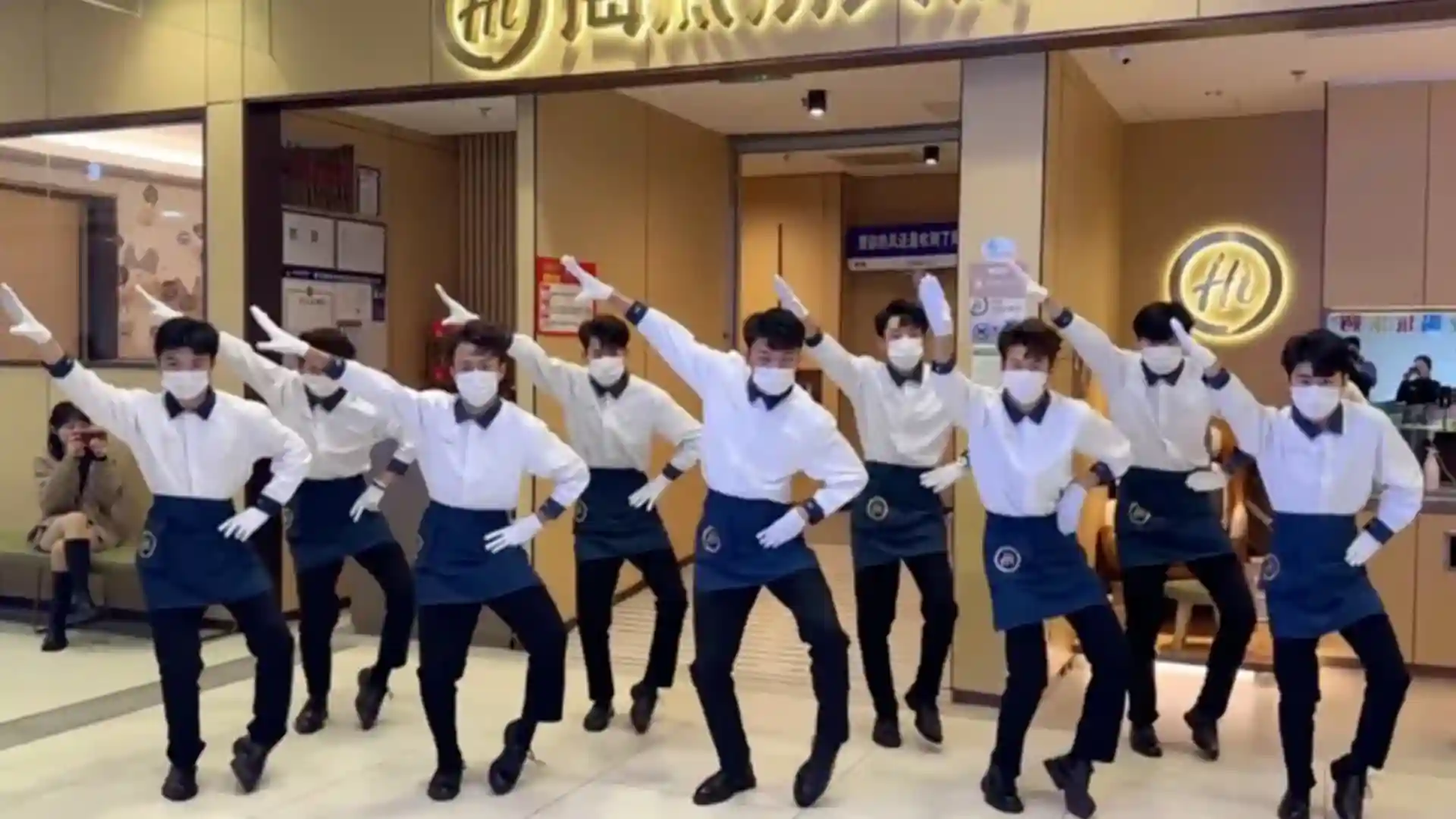 أثارت ضجة عبر مواقع التواصل.. تضارب الآراء تجاه رقصة "مبتذلة" تعرضها أحد مطاعم الصين