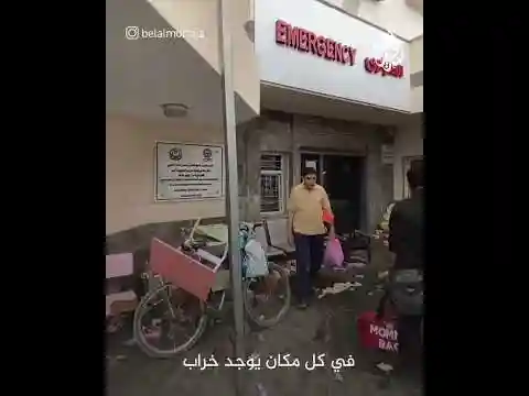 أكوام من القمامة في ساحته.. صحفي يوثق الأوضاع في محيط مستشفى الشفاء