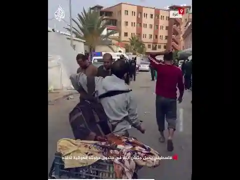 حرب غزة.. فلسطيني يحمل جثمان ابنه في صندوق دراجته الهوائية لدفنه
