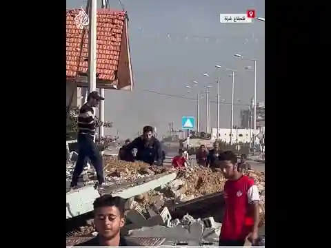 دبابات الاحتلال تقترب نحو الفلسطينيين على شارع البحر في غزة
